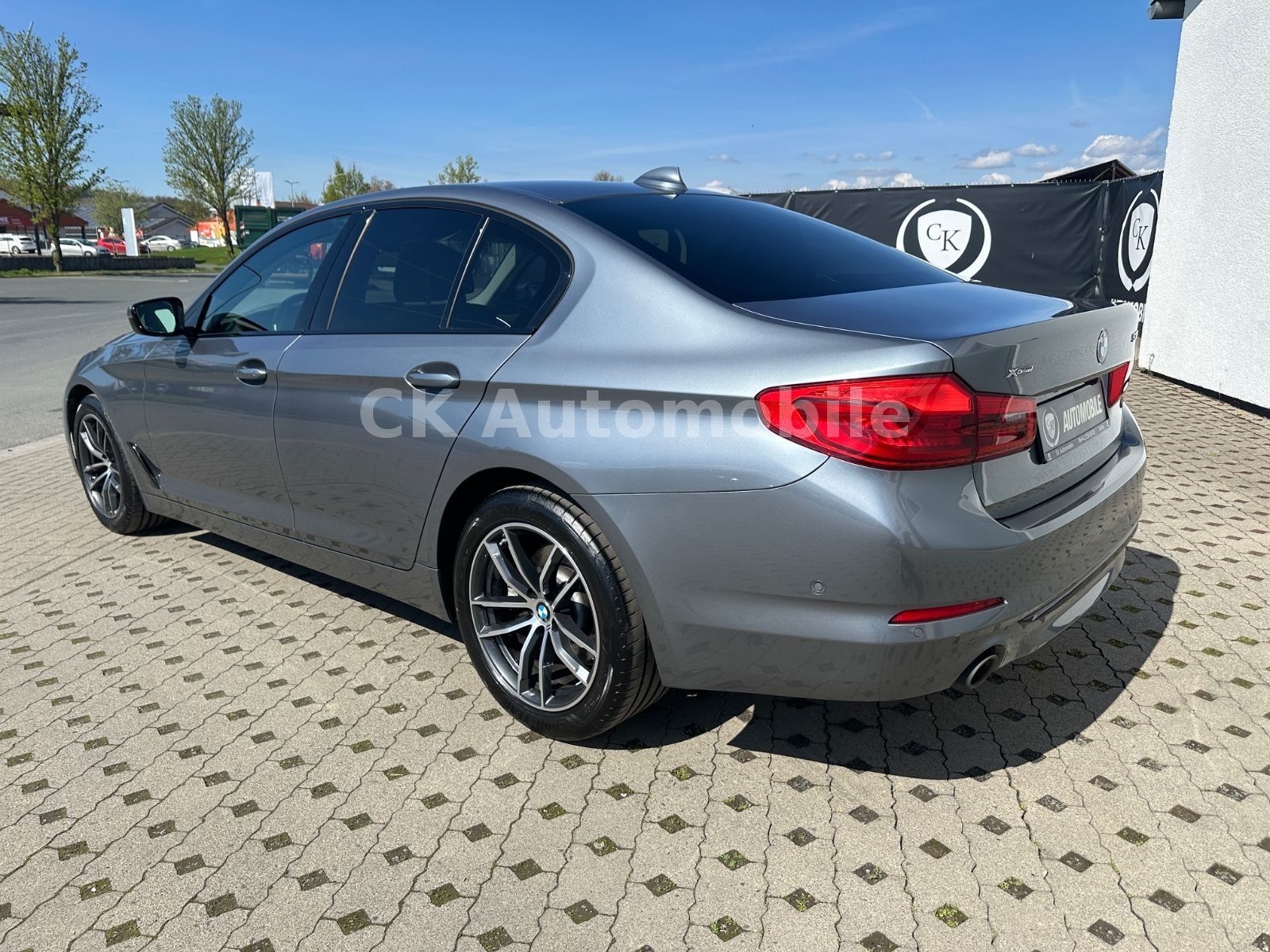 Fahrzeugabbildung BMW 530 i Lim. xDrive Sport Line/Navi/Leder/LED/Kam.