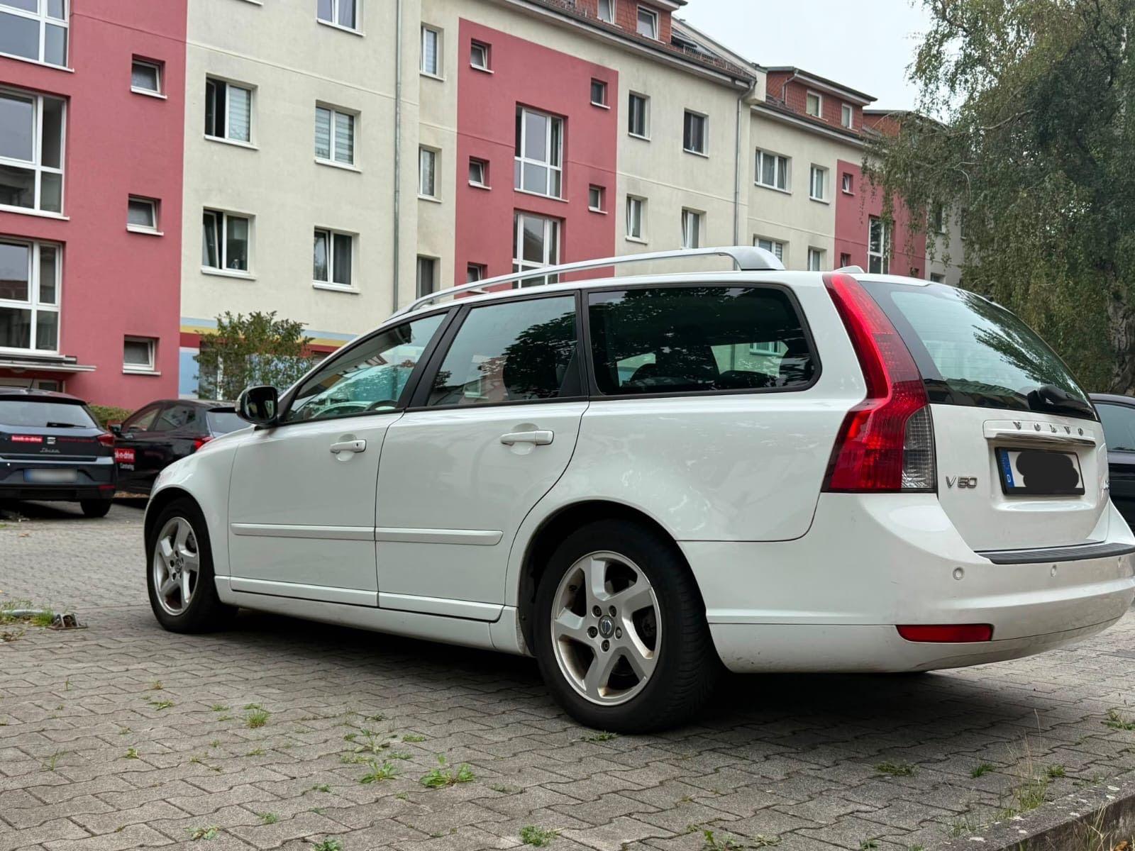 Volvo V50 2011 — interior