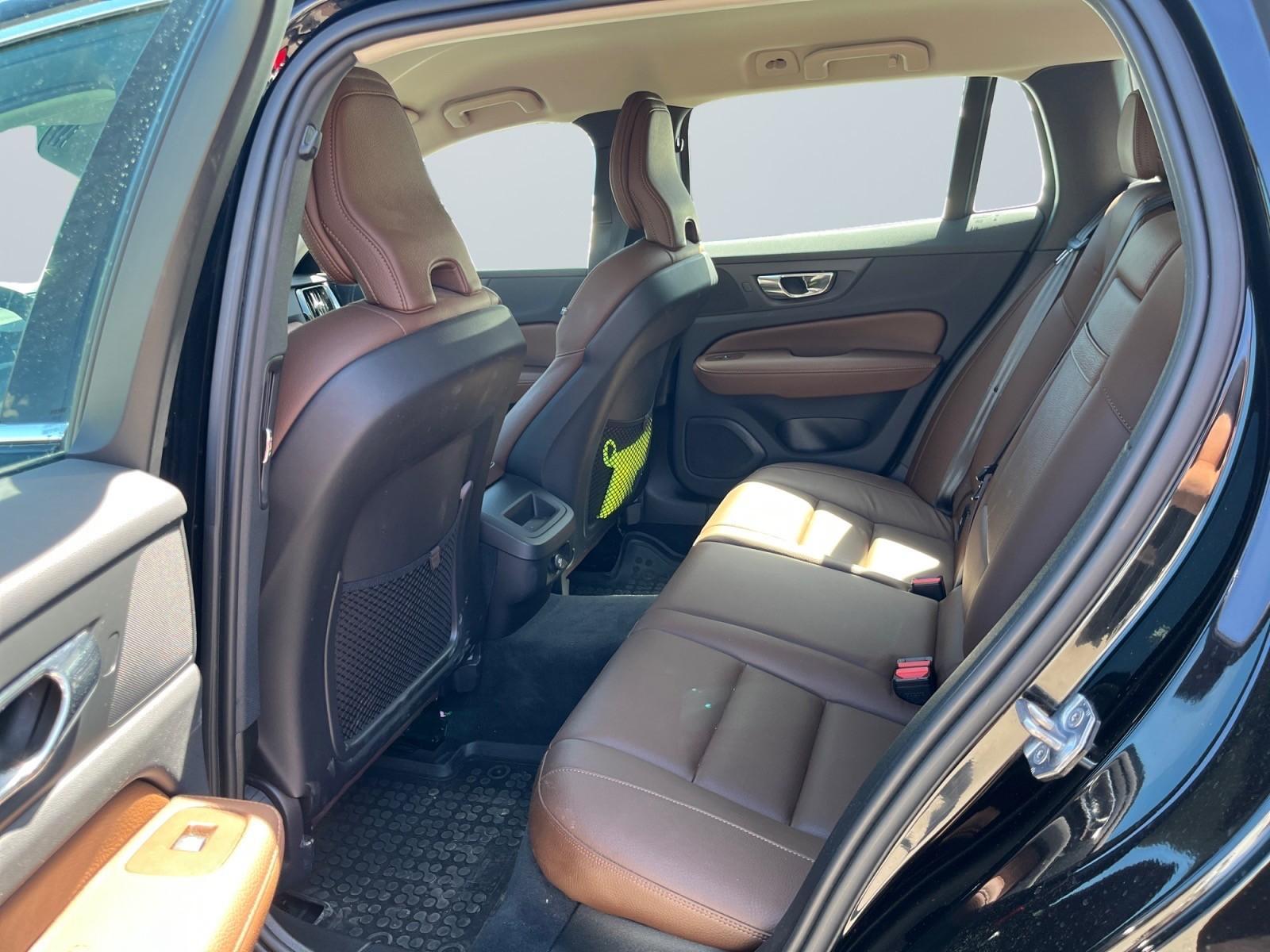 Volvo V60 Kombi AWD /HK-ANLAGE/LED/NAVI/LEDER/