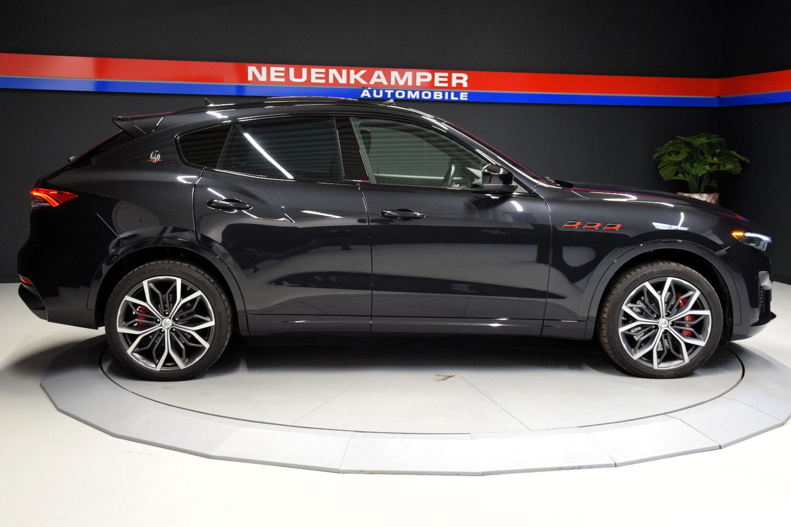 Fahrzeugabbildung Maserati Levante GranSport Pano Luft Trofeo Optik 21"