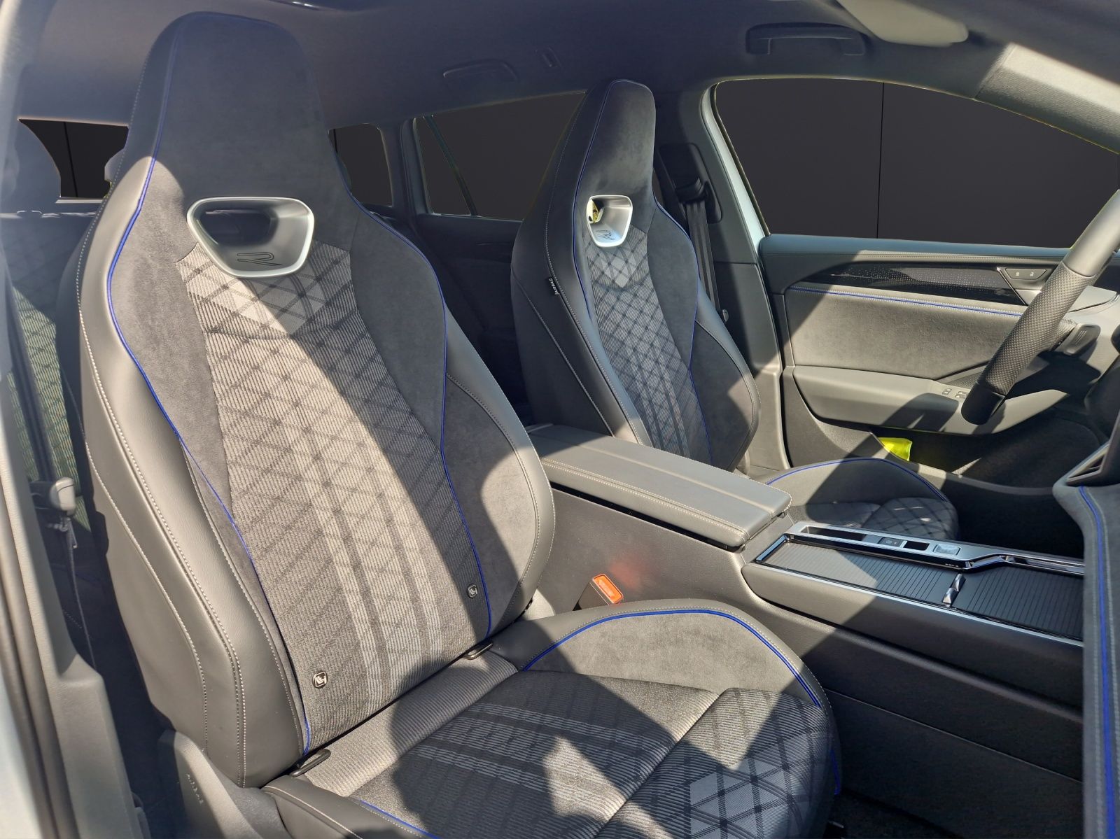 Fahrzeugabbildung Volkswagen Passat eHybrid R-Line Matrix AHK