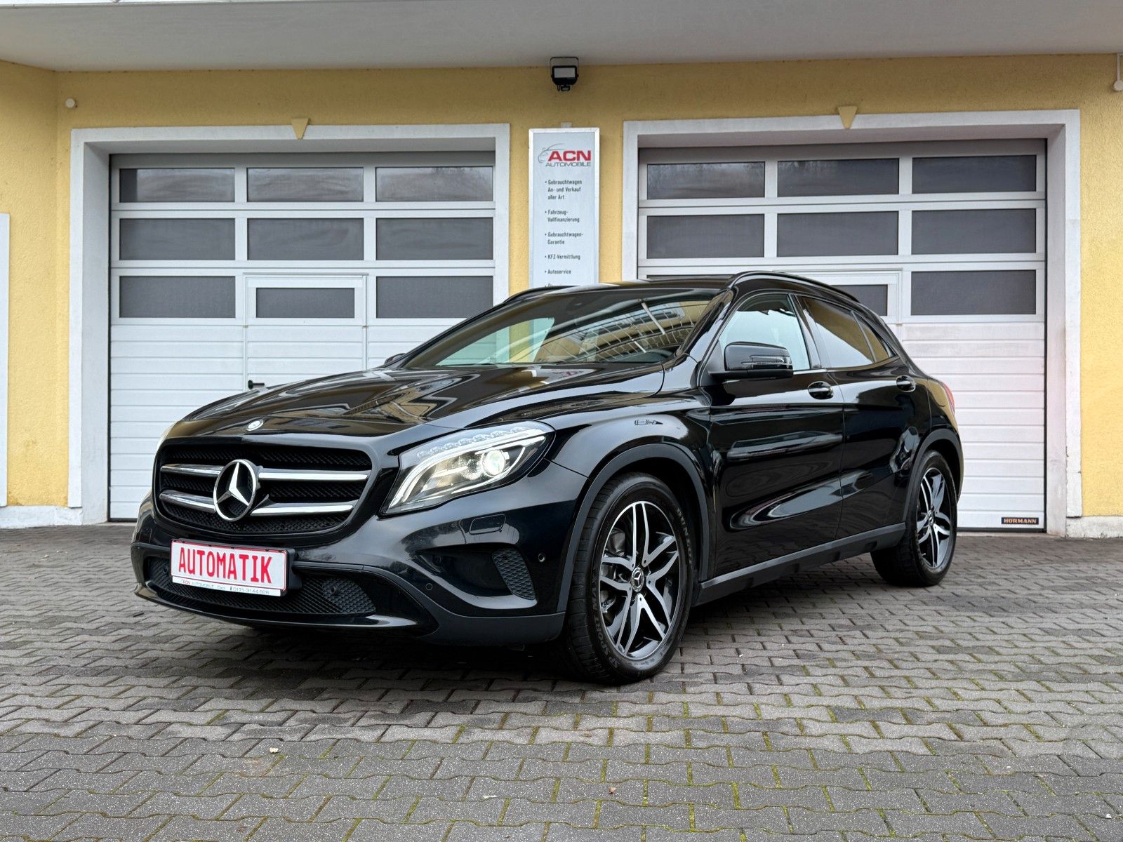 MERCEDES-BENZ GLA 220 d 4Matic STNDHZNG,NAVI,AHK, HimmelSchwar