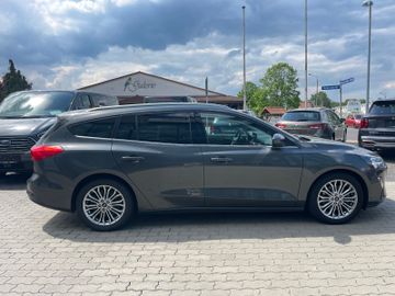 Fahrzeugabbildung Ford Focus Titanium Navi, LED, heizb. WSS, Verkehrsz.