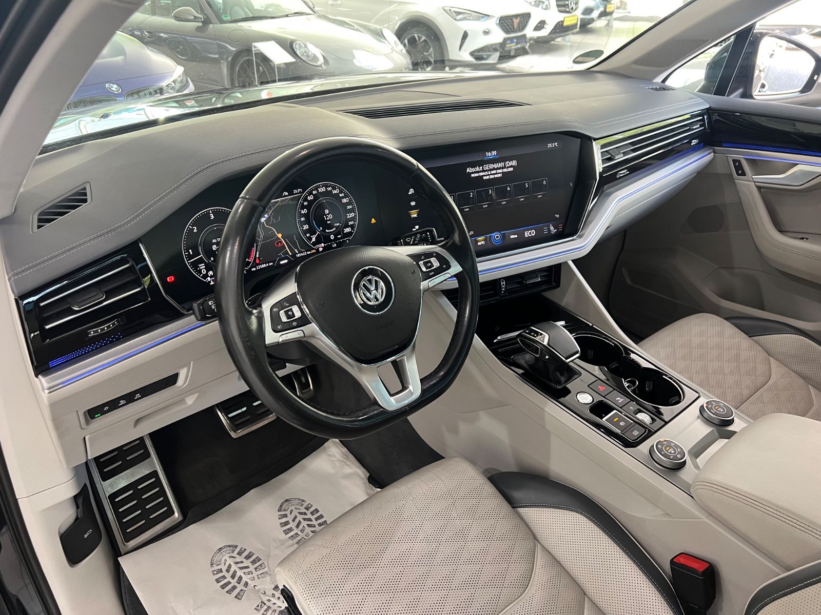 Fahrzeugabbildung Volkswagen Touareg 4.0 V8 Elegance 4Motion R line