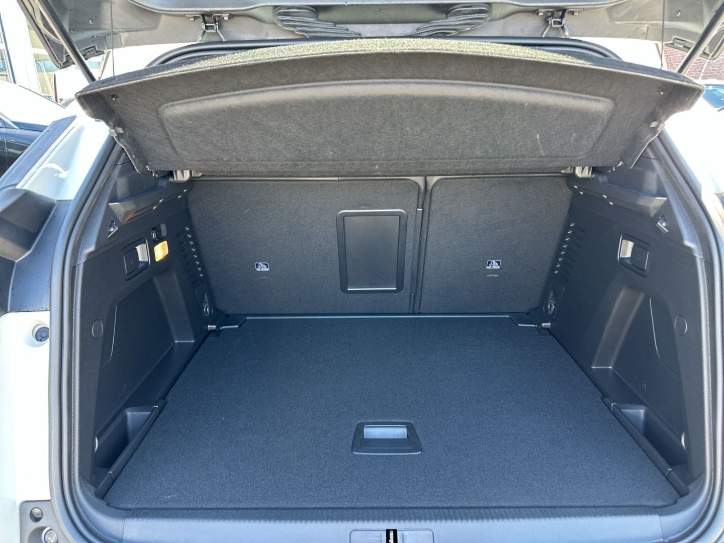 Fahrzeugabbildung Peugeot 3008 Allure 1.2 PureTech 130 Navi CarPlay Androi