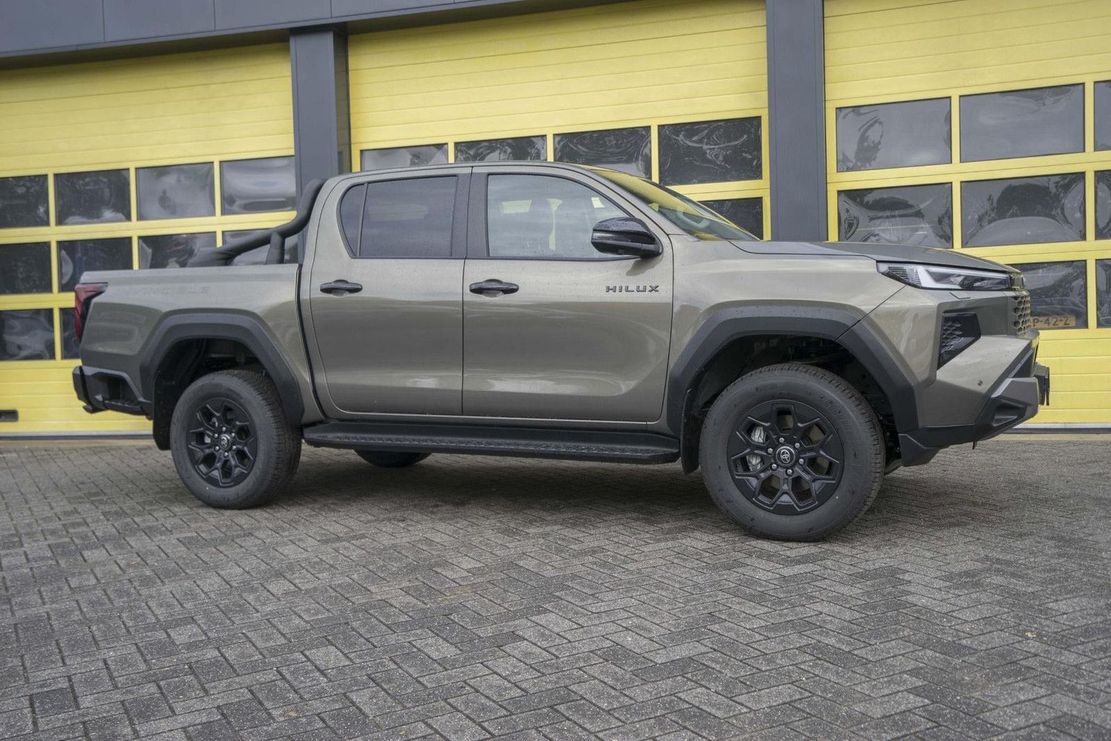 Toyota Hilux 2.8 D-4D Hybrid Invincible JBL voll-aussta imagem 3