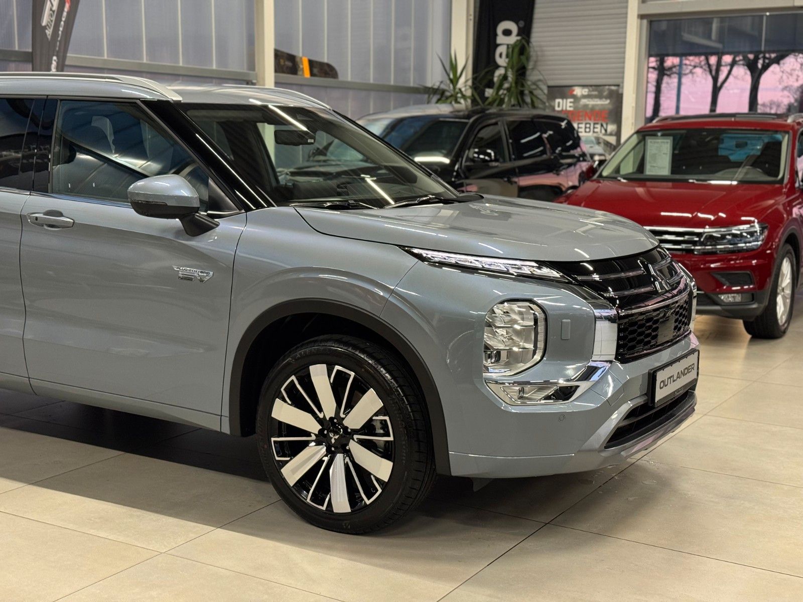 Fahrzeugabbildung Mitsubishi Outlander 2.4PLUG-IN HYBRID 4WD TOP