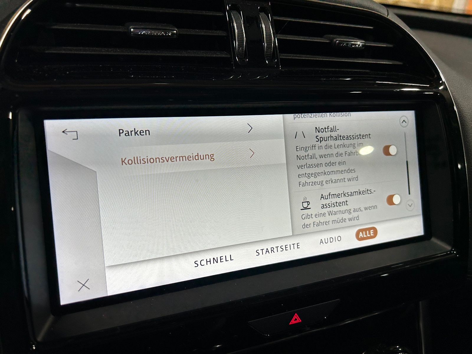 Fahrzeugabbildung Jaguar XE S/APPLE/KAMERA/SHZ/KLIMA/1.HAND