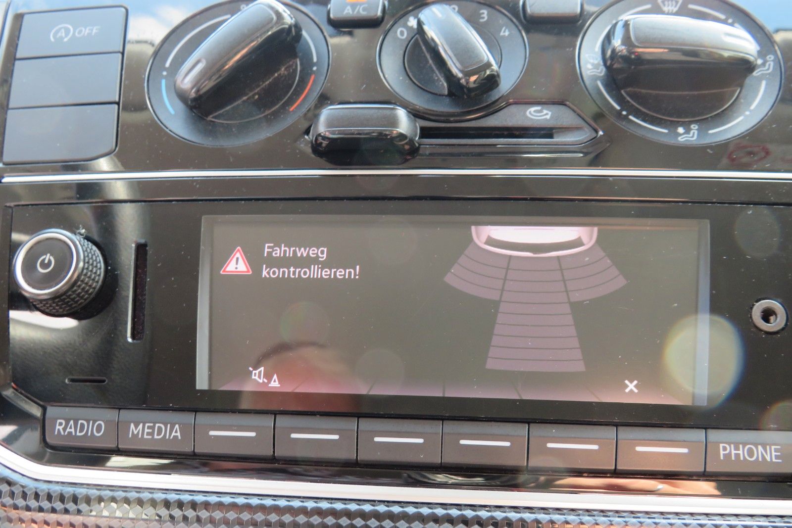 Fahrzeugabbildung Volkswagen up! 4 TÜREN KLIMA TELVOR DAB KAMERA PDC GRA 1.H