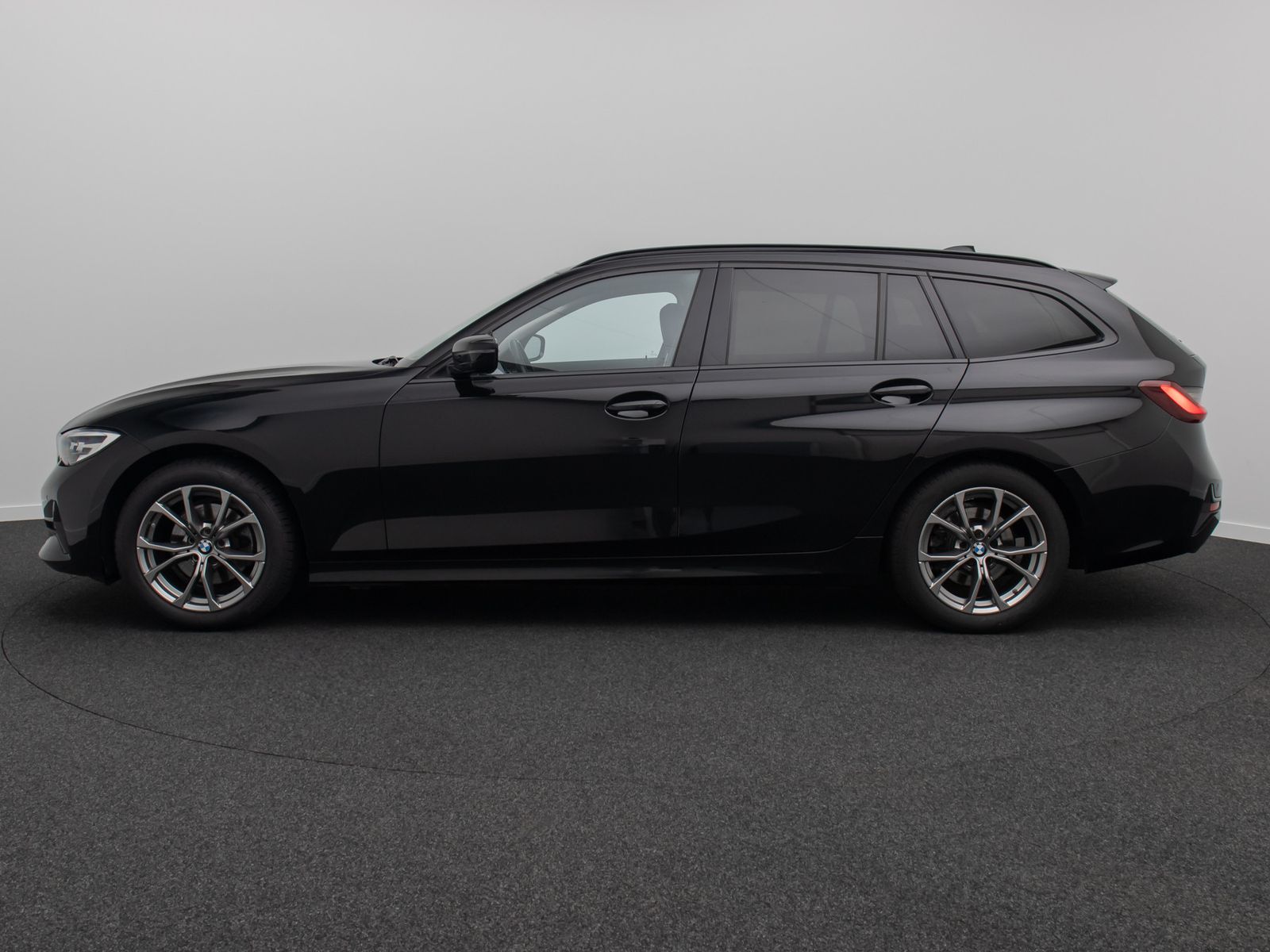 Fahrzeugabbildung BMW 320d Sport Line DAB Alarm PDC GeschwindigReg 17"