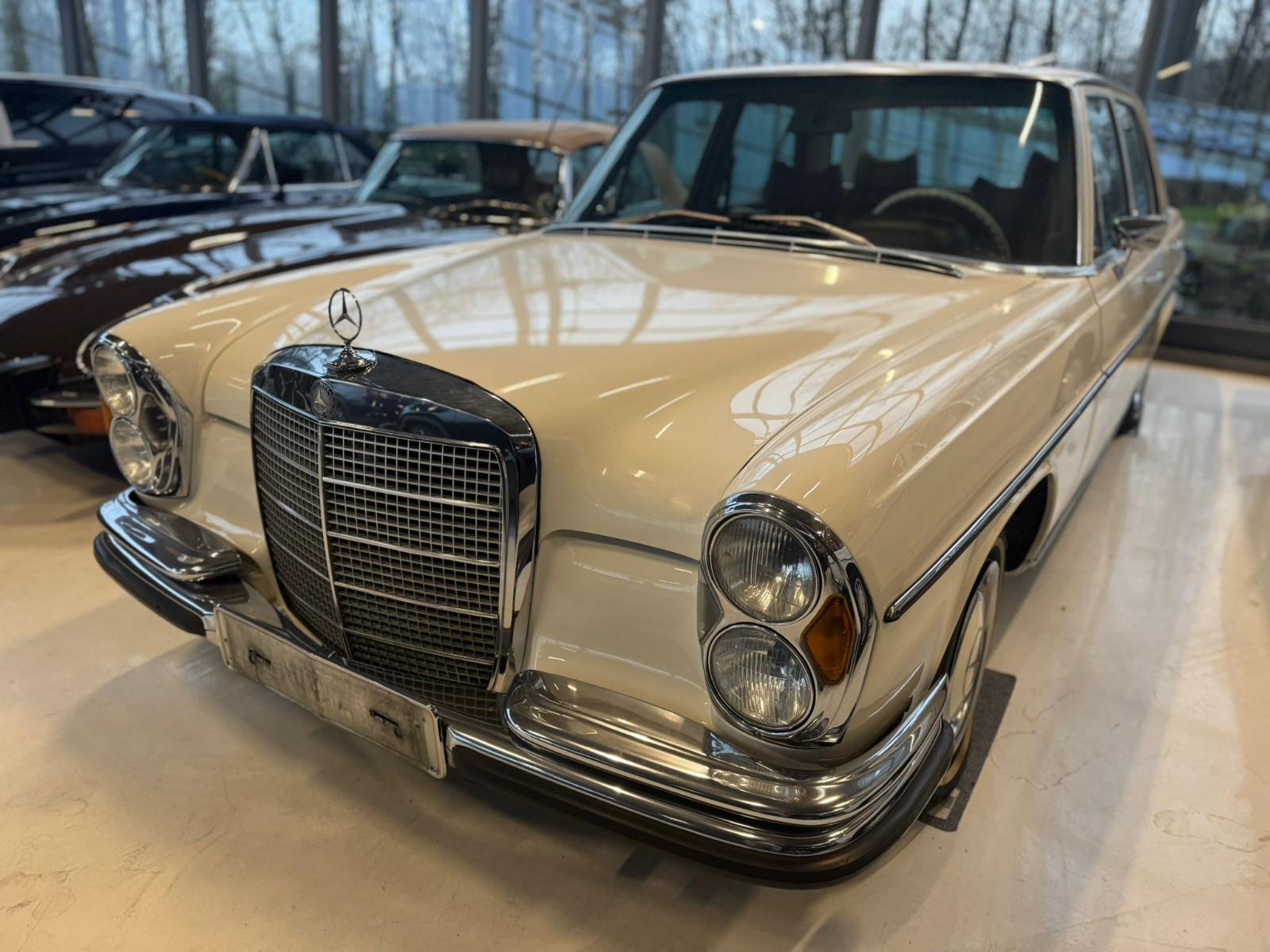 Mercedes-Benz 280 SE 9 3.5 Autom. Limousine Schiebedach/Leder