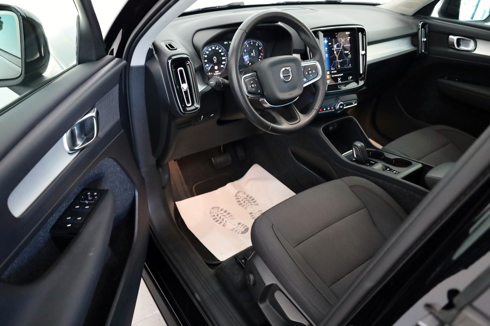 Fahrzeugabbildung Volvo XC40 T3 Momentum Pro, Navi, LED, DAB, PDC