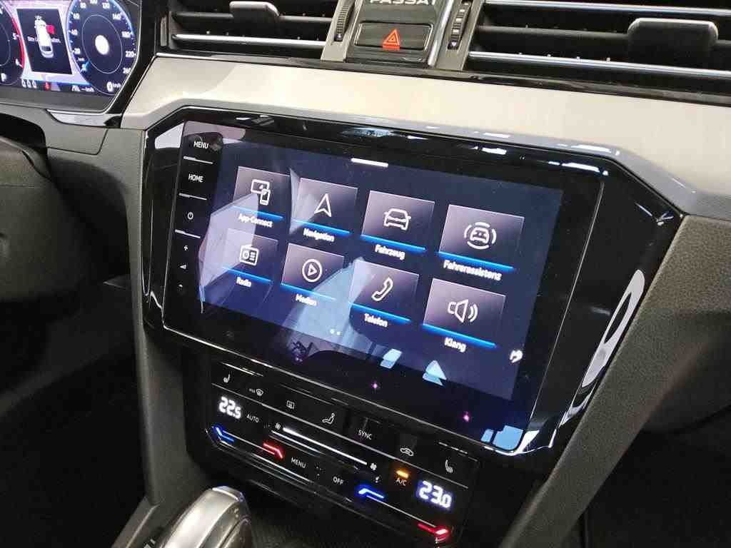 Fahrzeugabbildung Volkswagen Passat Variant TDI Business DSG Matrix AHK Navi