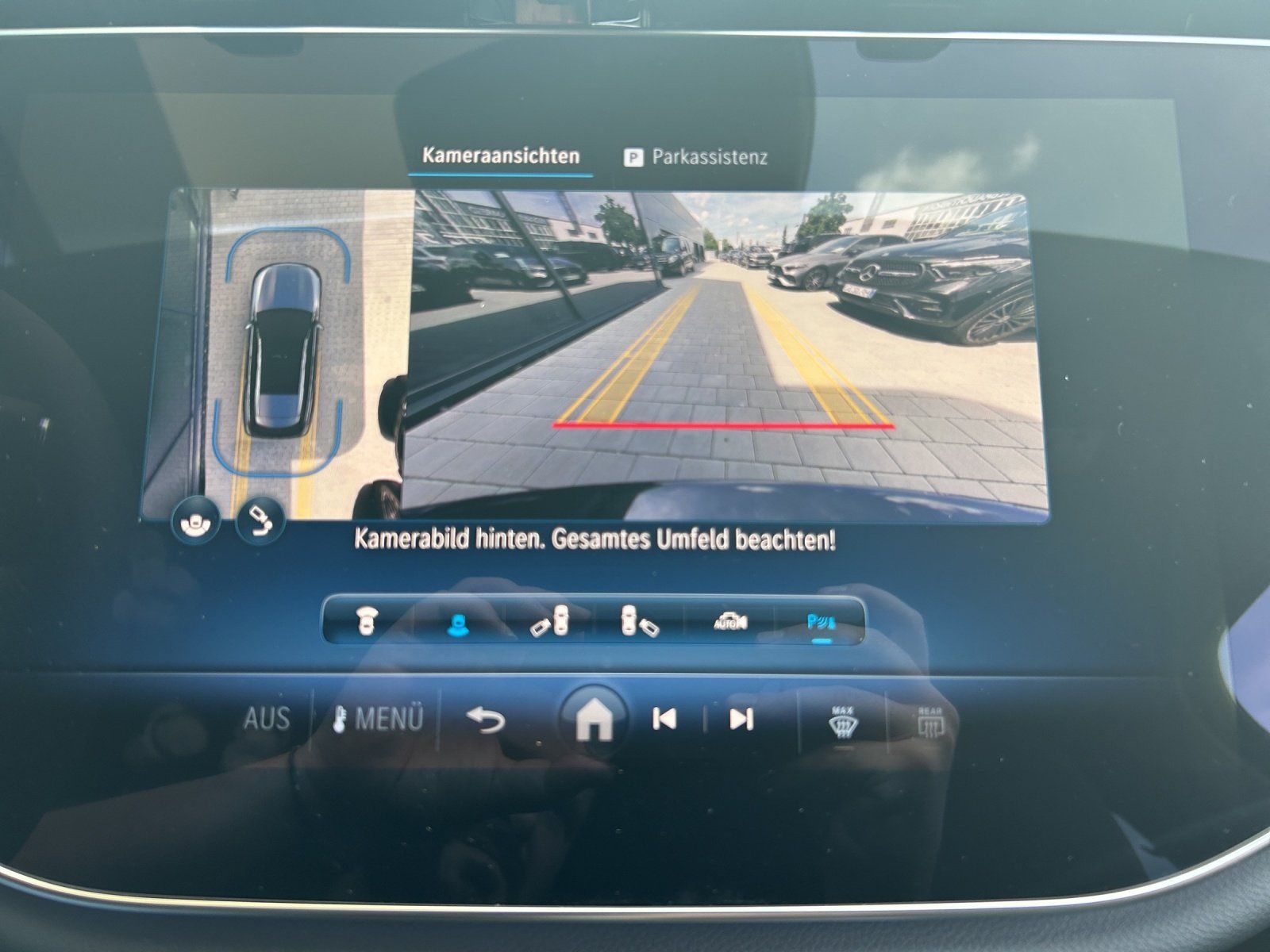 Fahrzeugabbildung Mercedes-Benz E 220 d T+AMG+PANO+SUPERSCR.+DISTR+AHK+Bel.Kühl.