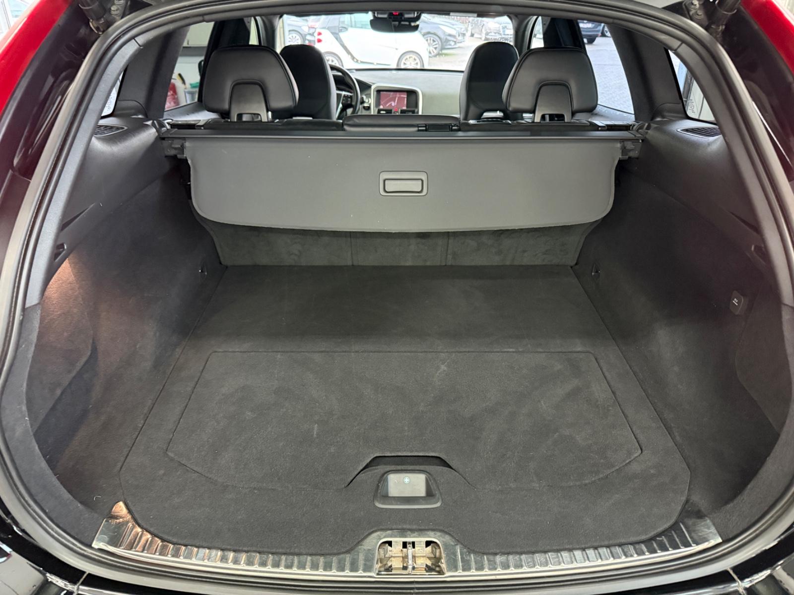 Volvo XC60 2.0 D4*MOMN*R-DSGN*2WD*ACC*PAN*CAM*BI-XN*AH