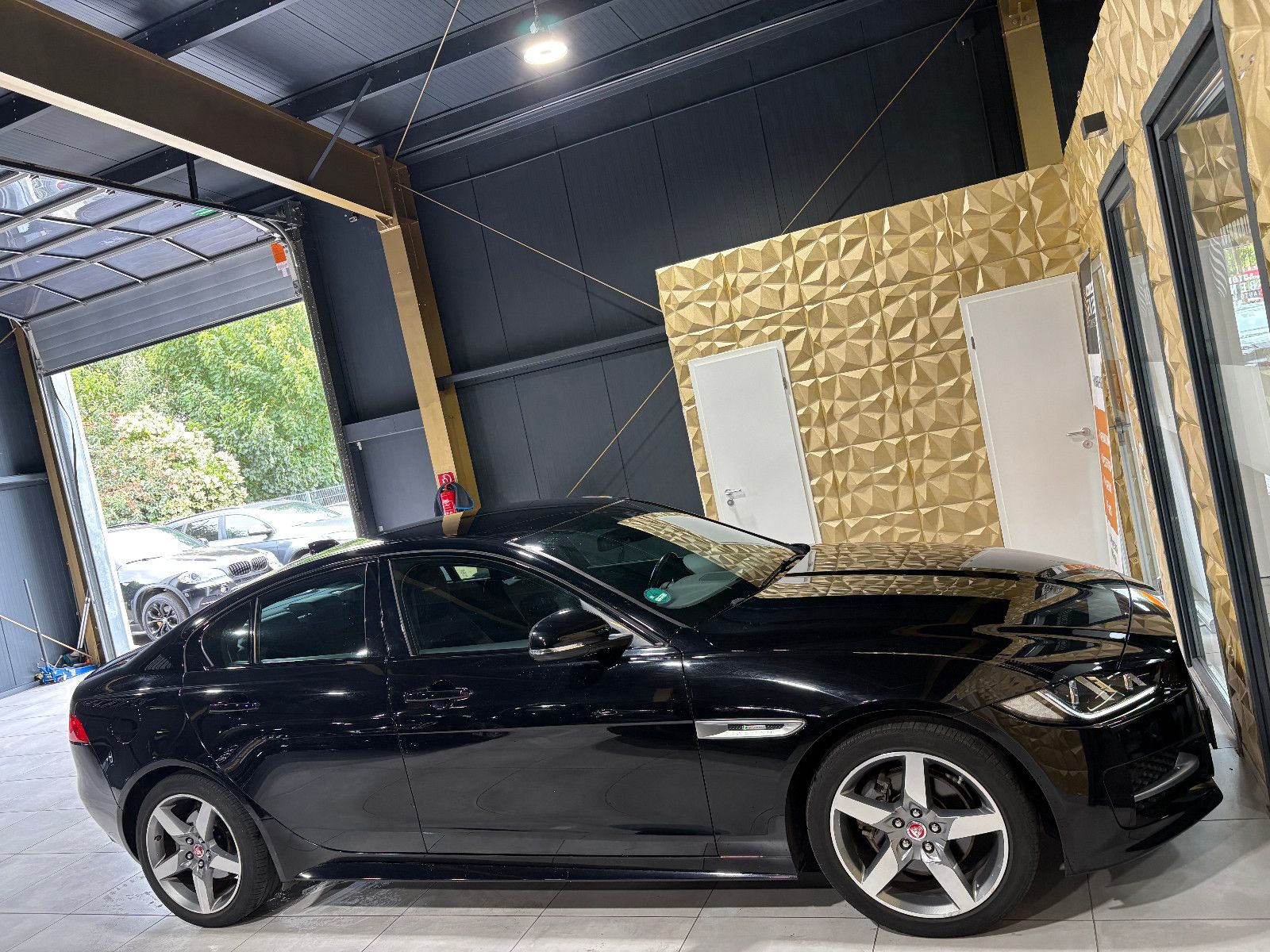 Fahrzeugabbildung Jaguar XE /TEMPOMAT/NAVI/SHZ/KLIMA/BI-XENON/SPURHALTE