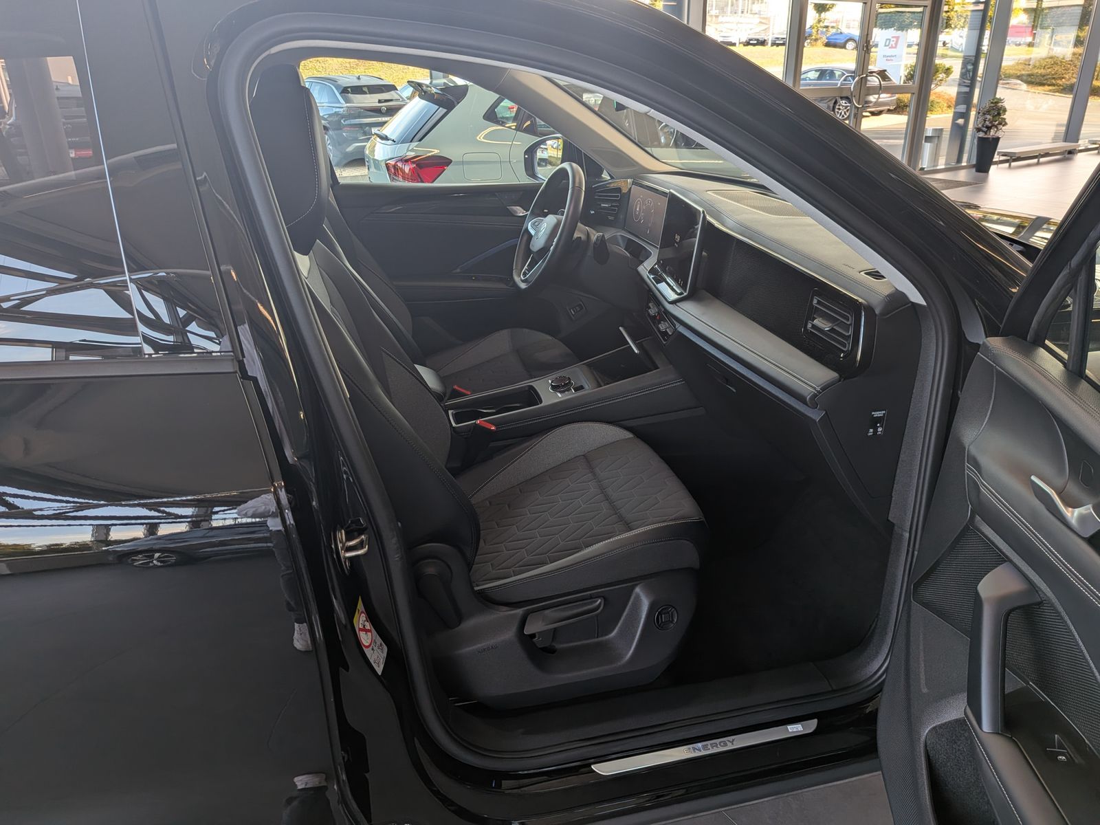 Fahrzeugabbildung Volkswagen Tiguan 1.5 eTSI ENERGY HD-Matrix 360 AHK 19