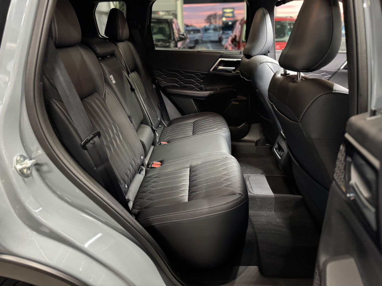 Fahrzeugabbildung Mitsubishi Outlander 2.4PLUG-IN HYBRID 4WD TOP PANO