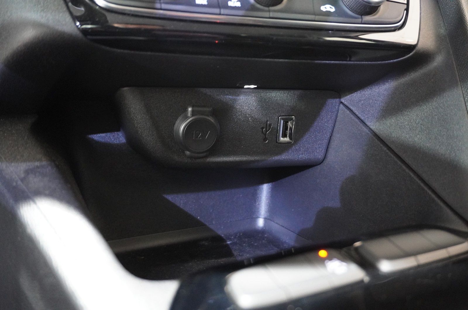 Fahrzeugabbildung Opel Corsa-e  EDITION 50kwh/7,4KW/KLIMA/ALLWETTER