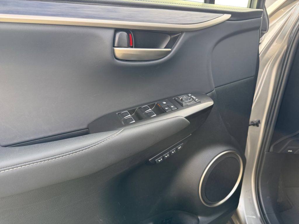 Fahrzeugabbildung Lexus NX 300h E-FOUR Luxury Line