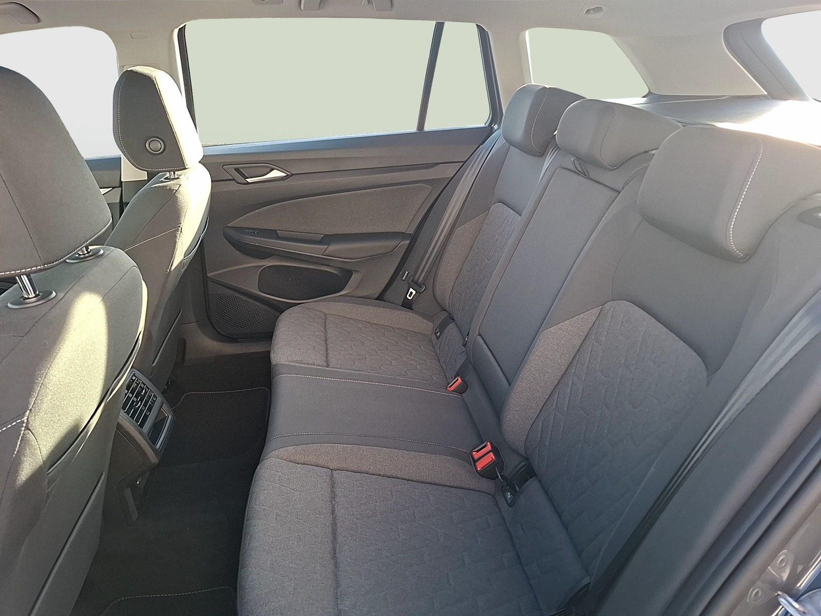 Fahrzeugabbildung Volkswagen Golf VIII Variant TSI Life LEDplus Navi AID ACC