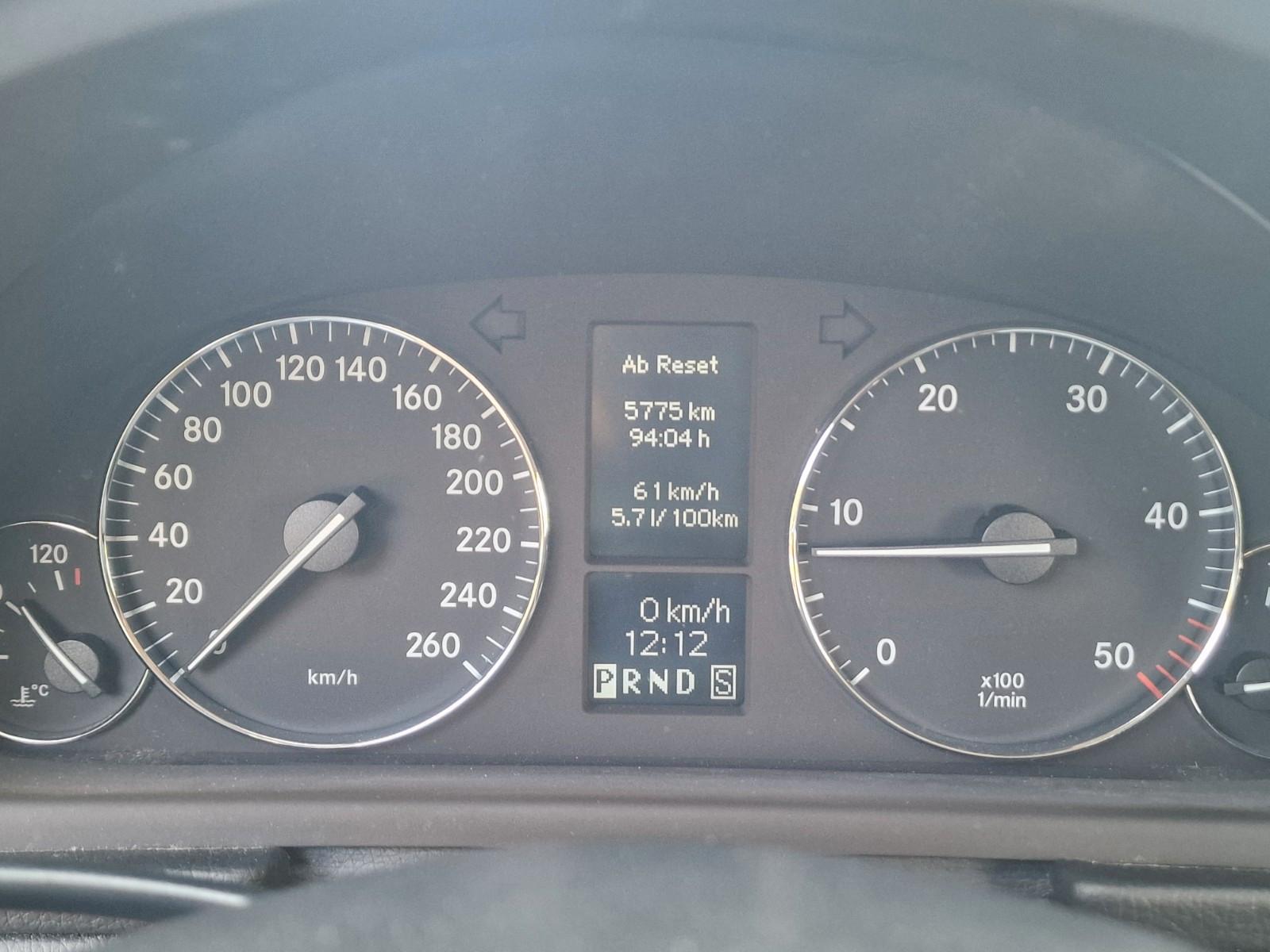 Mercedes-Benz C200 2004 — interior