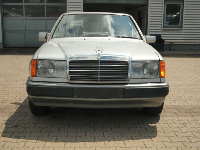 Mercedes-Benz 230E W124 MOPF1 Schiebedach AHK Oldtimer