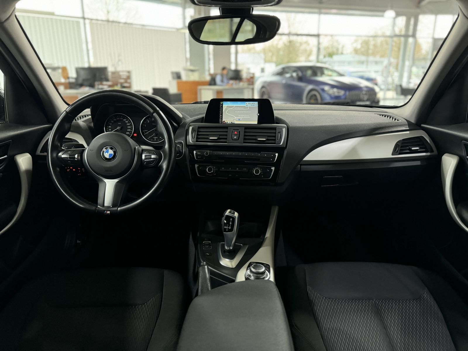 Fahrzeugabbildung BMW 120i Advantage SitzhzgPDC AHK Navi Tempomat