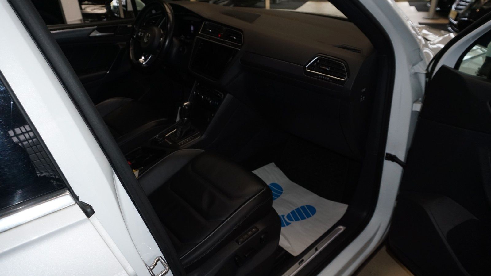 Fahrzeugabbildung Volkswagen Tiguan 4Motion R line *PANO*KAMERA*PERLMUTT*