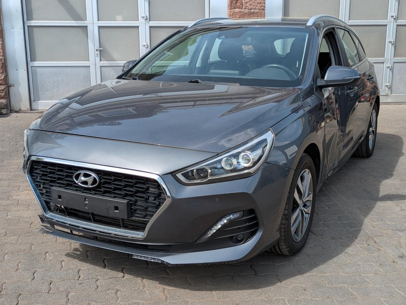 Hyundai i30 cw / KAMERA / NAVI /
