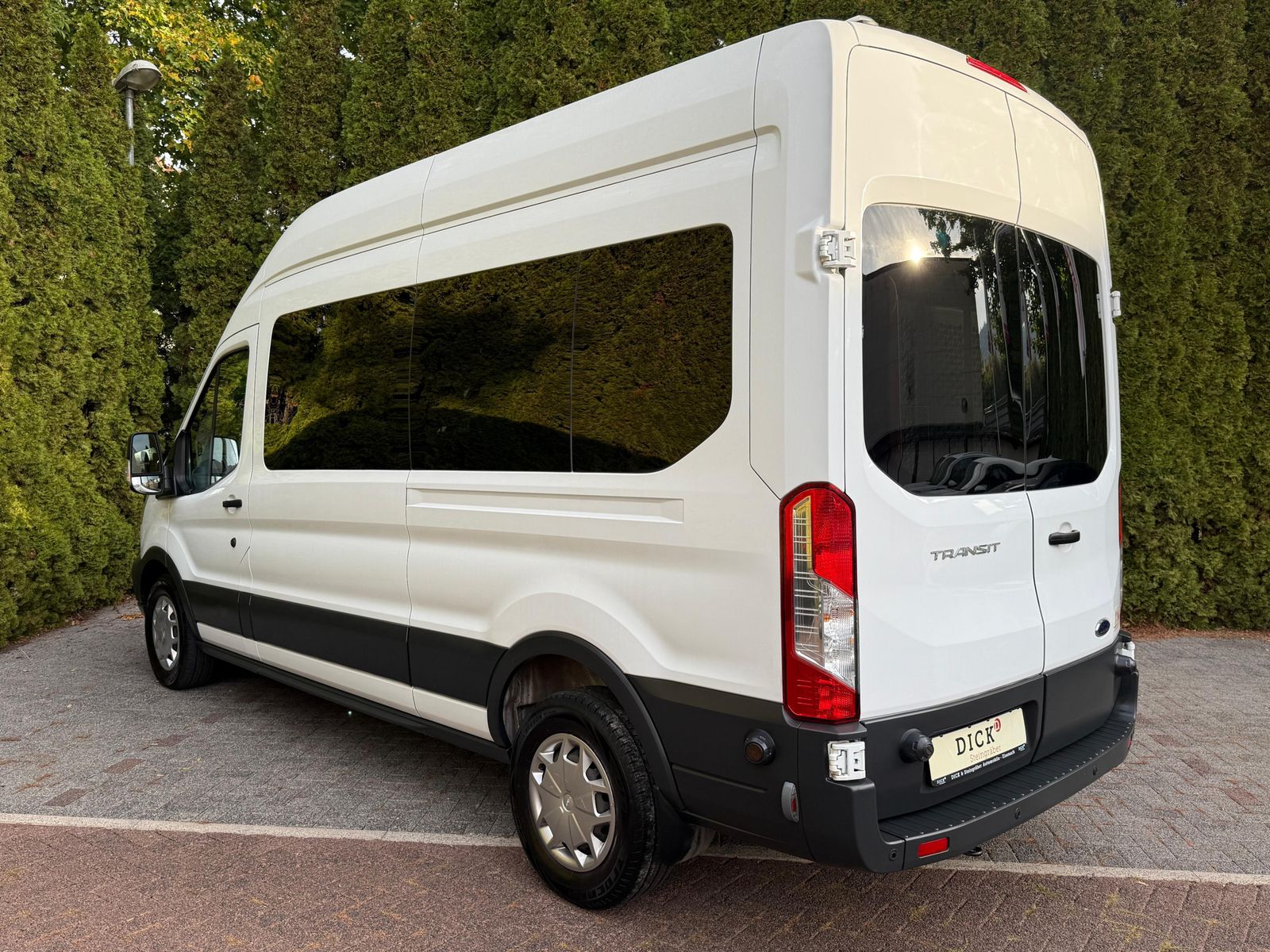 Fahrzeugabbildung Ford Transit 2.0TDCi 350 L3H3 9-Sitz+ROLLSTUHLRAMPE+