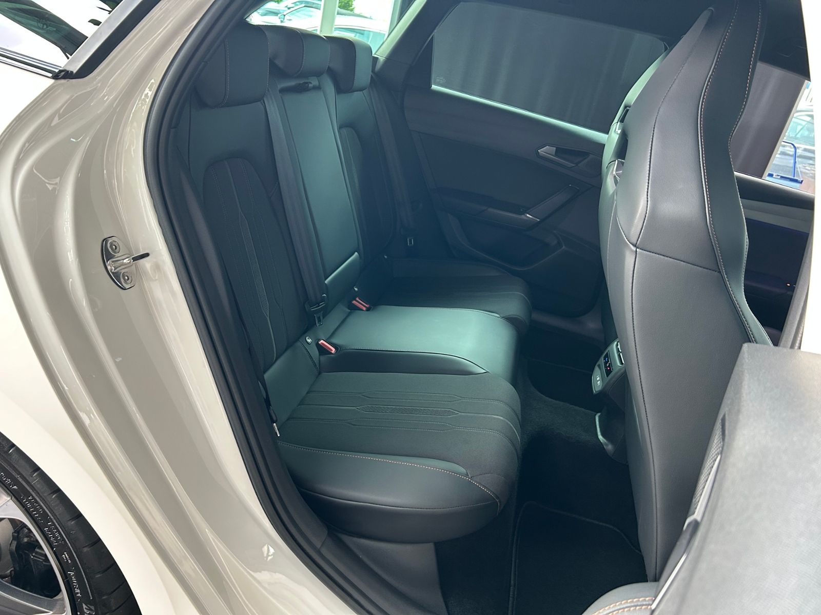 Fahrzeugabbildung CUPRA Leon Sportstourer VZ e-Hybrid NAV RFK SHZ 19"