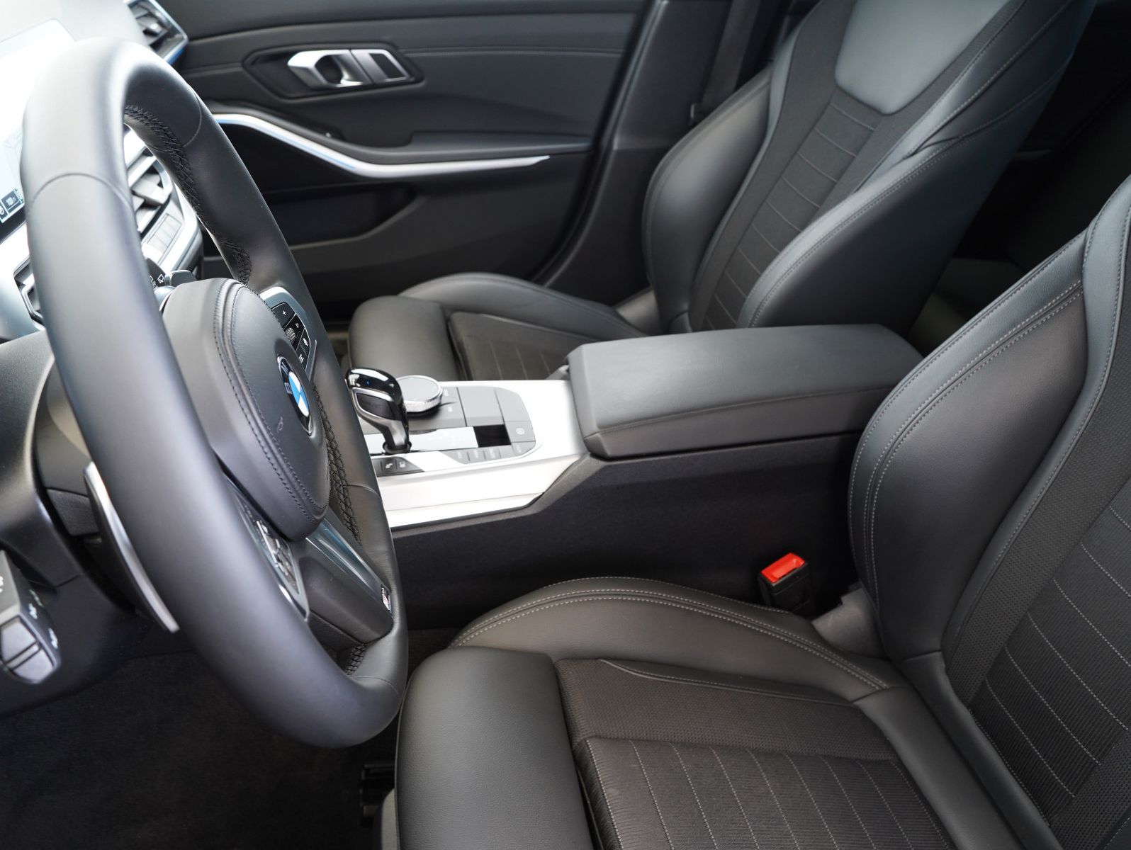 Fahrzeugabbildung BMW 330 e Touring Sport Line INDIVIDUAL/HEADUP/LASER