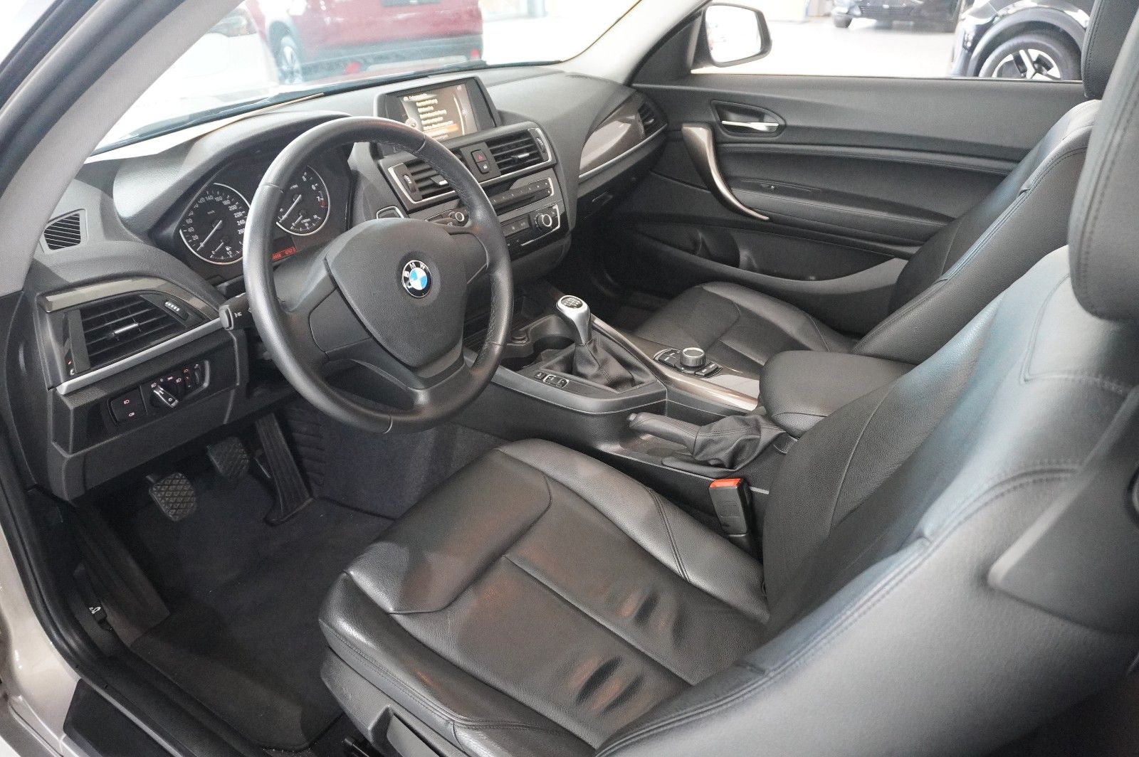 Fahrzeugabbildung BMW 220i COUPE SPORT LEDER/SHZ/PDC/USB/SCHIEBEDACH