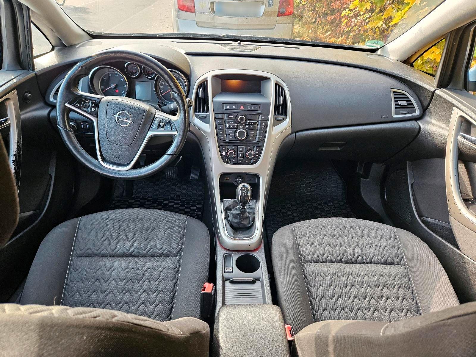 Opel Astra 2013 — photo 9