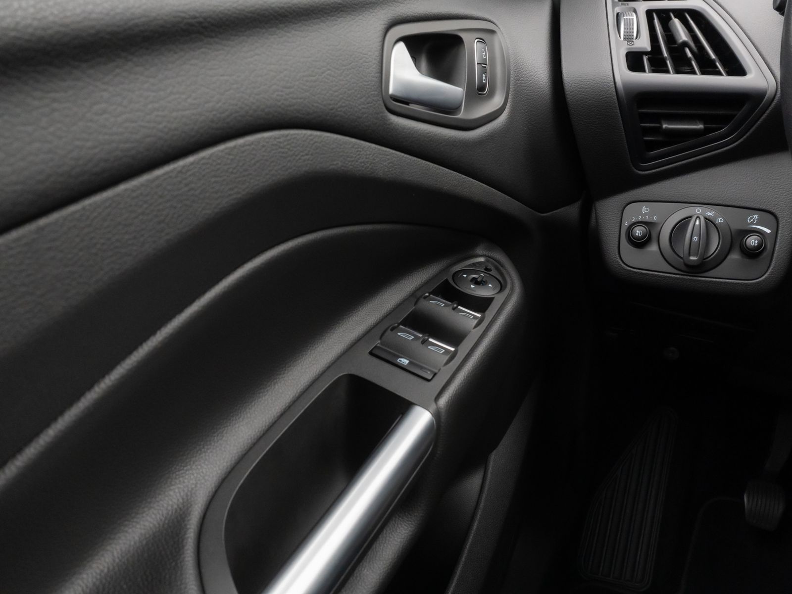 Fahrzeugabbildung Ford Kuga Trend AHK Sitzhzg PDC Tempomat 8Fach