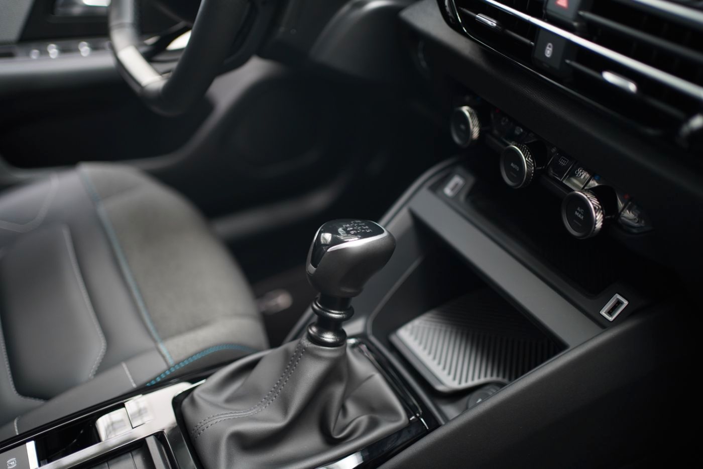 Fahrzeugabbildung Citroën C4 PureTech 130 Shine Anhängerkupplung Allwetter