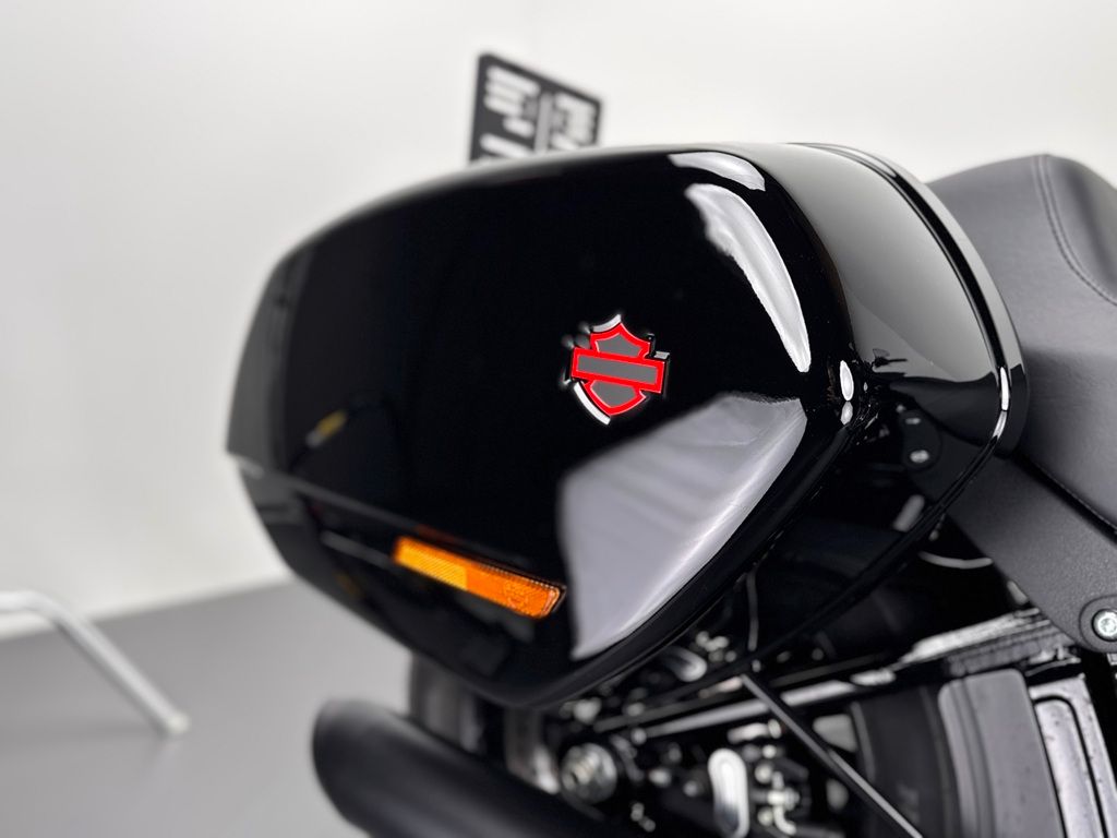 Fahrzeugabbildung Harley-Davidson LOW RIDER ST FXLRST