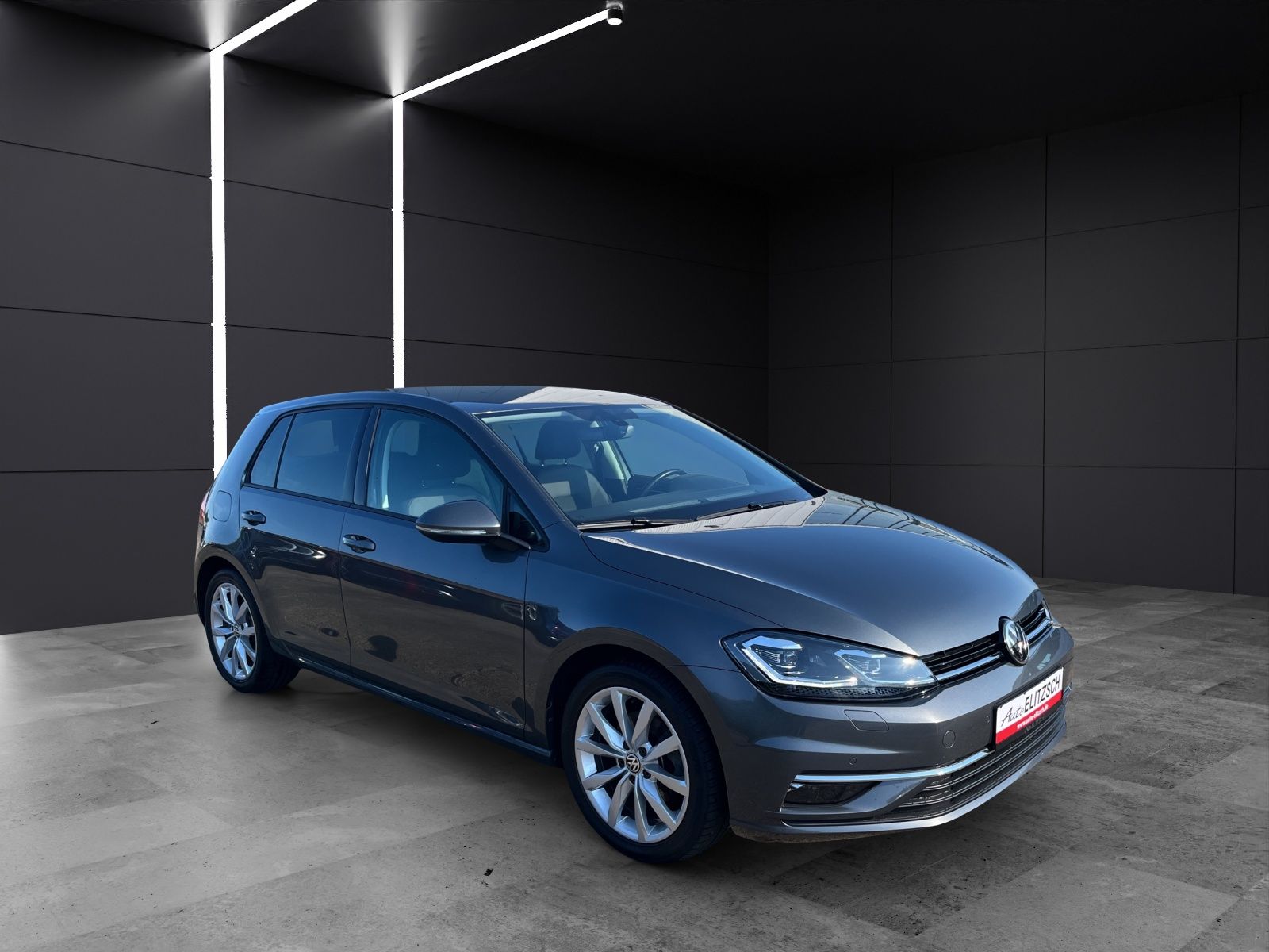 Fahrzeugabbildung Volkswagen Golf VII Highline TSI DSG LED SHZ STH NAVI AMBIE