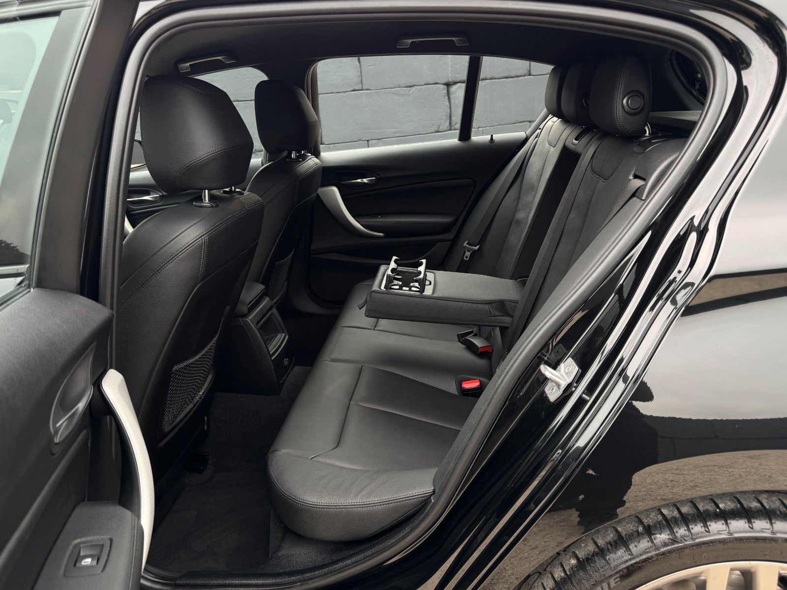 Fahrzeugabbildung BMW 120i Edition M Sport Shadow Leder Temp. SHZ PDC