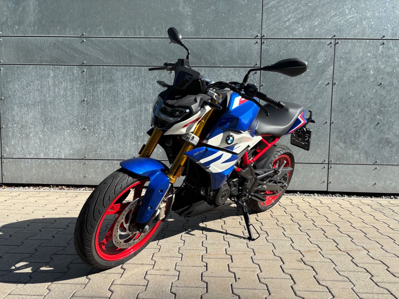 Fahrzeugabbildung BMW G 310 R Style Sport weiß rot blau