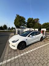 Tesla Model 3 Hinterradantrieb RWD RWD - Tesla Gebrauchtwagen in Frankfurt
