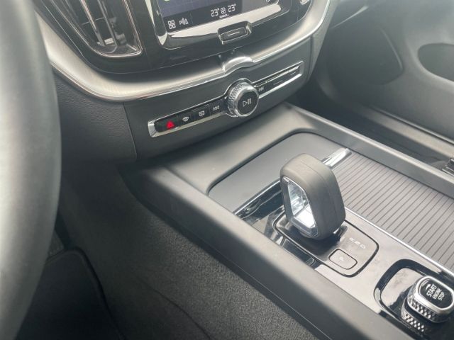 Fahrzeugabbildung Volvo XC60 B4 2WD Momentum Mild-Hybrid Autom. Navigati
