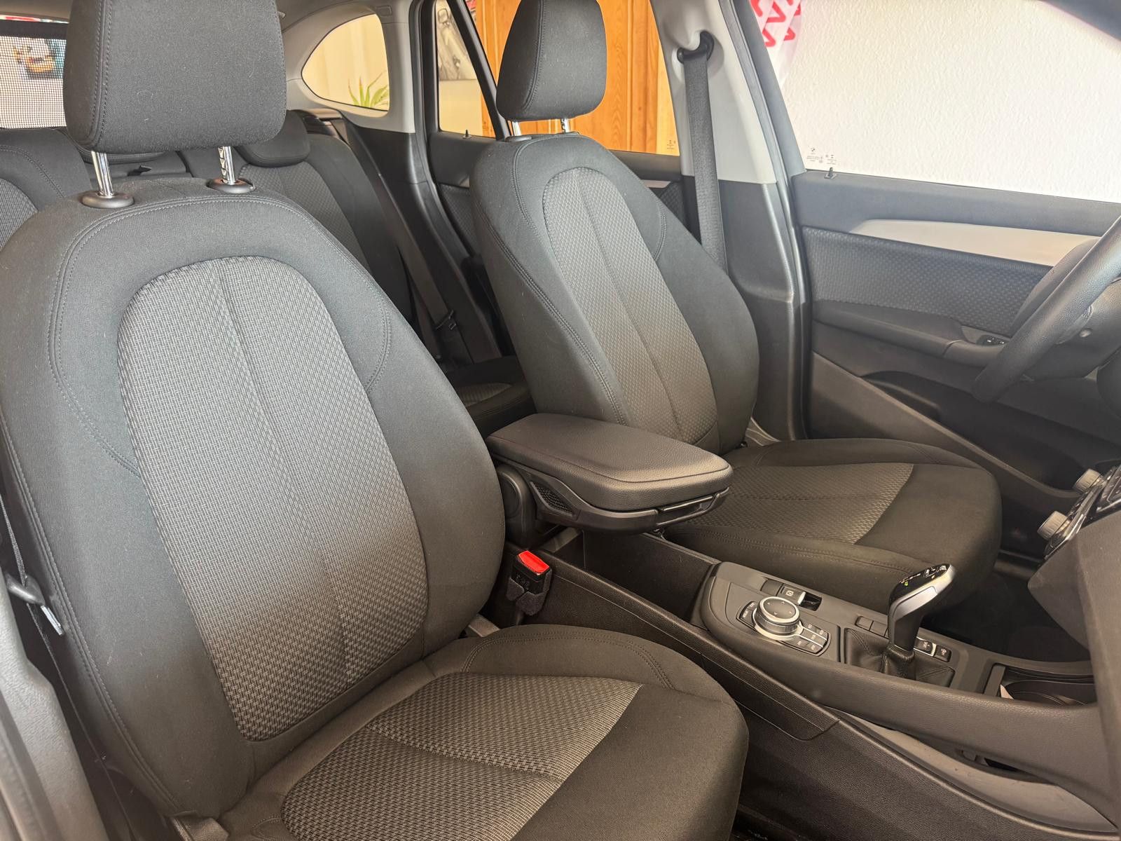 Fahrzeugabbildung BMW X1 Baureihe 18i / NAVI/ SCHECKHEFT / LED /