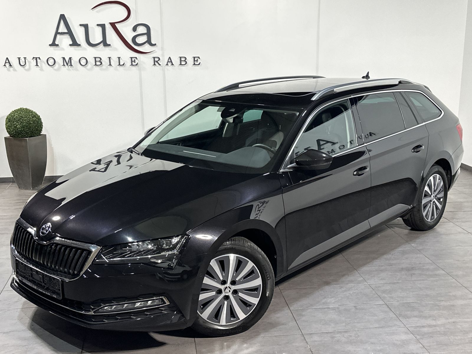 Fahrzeugabbildung SKODA Superb Combi 2.0 TDI DSG Style NAV+LED+PANO+ACC