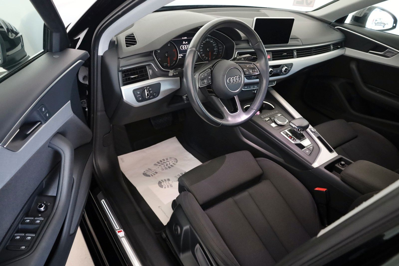 Fahrzeugabbildung Audi A4 Lim. sport,S line,Navi,LED,SH,8fach bereift