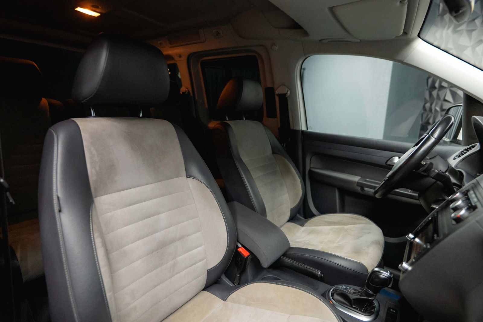 Fahrzeugabbildung Volkswagen Caddy 1.6 TDI DSG Edition 30 Sport | Alcantara