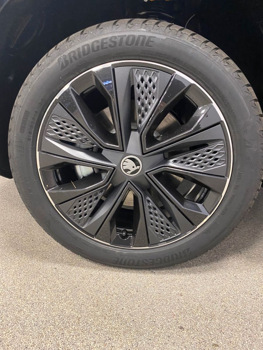 Fahrzeugabbildung SKODA Karoq 1.5l TSI DSG Sportline+NAVI+MATRIX+AHK+18"