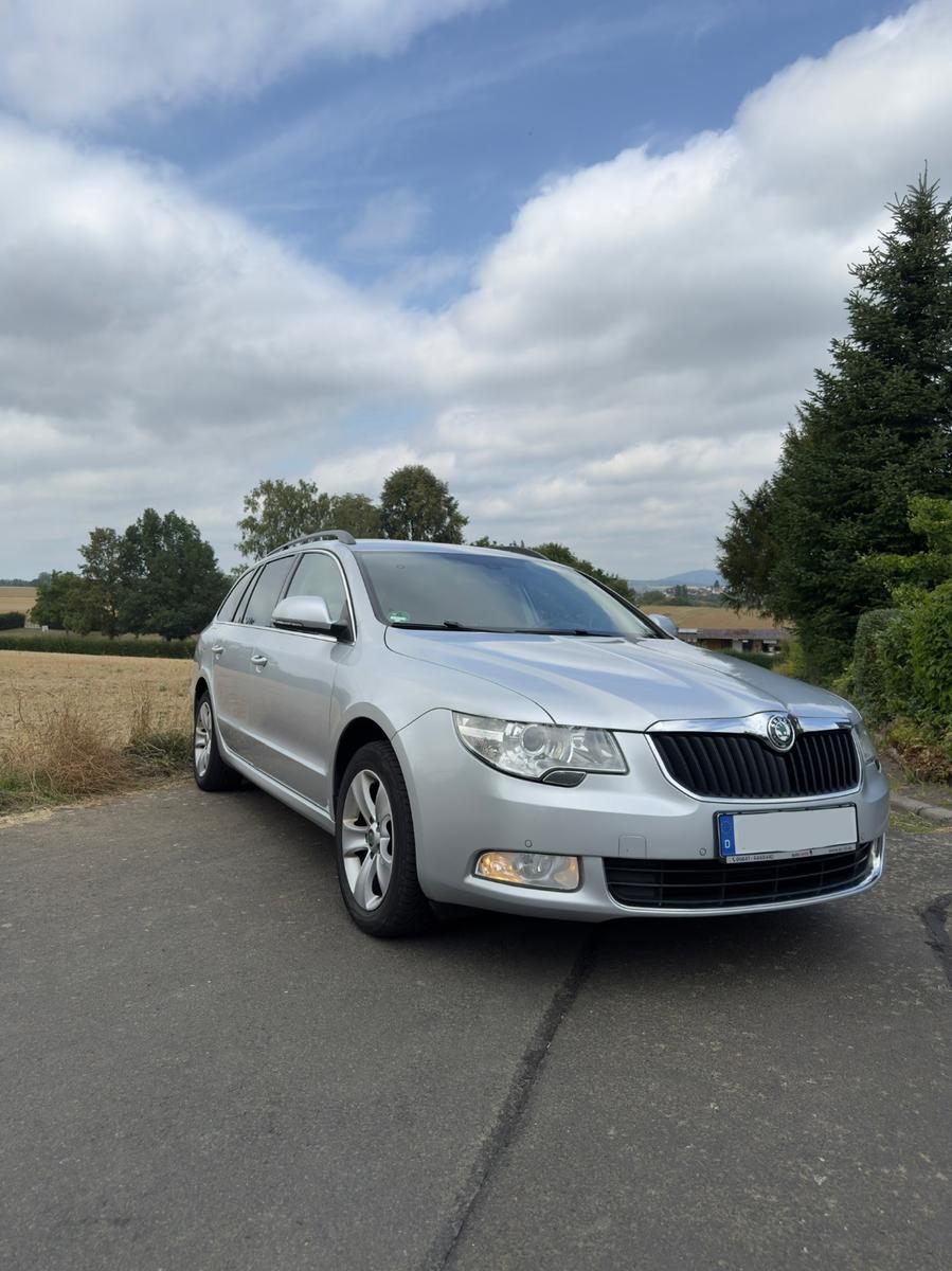 Skoda Superb 2013 — rear view