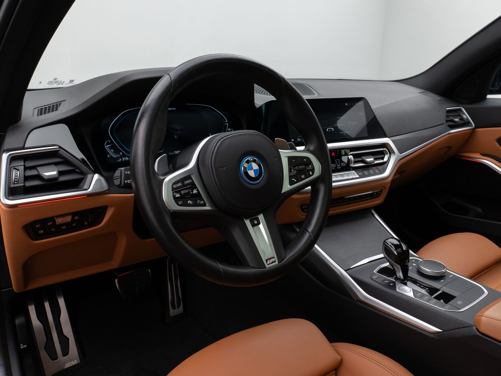 Fahrzeugabbildung BMW 330e xD M Sport Panorama Laser Kamera HUD HiFi